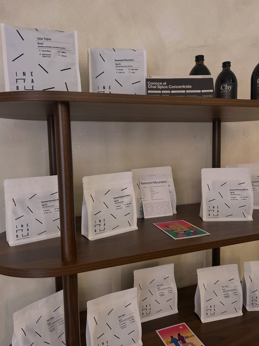 Estantería de Bruna con bolsas de café de Ineffable Coffee